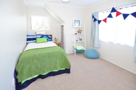 Photo of property in 11 Thalia Place, Totara Vale, Auckland, 0629