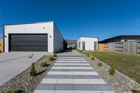 Photo of property in 67 Vaucluse Heights, Fitzherbert, Palmerston North, 4410