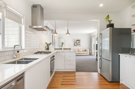 Photo of property in 1/232 East Coast Road, Forrest Hill, Auckland, 0620