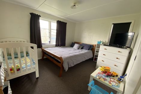 Photo of property in 18 Railway Street, Eltham, 4322