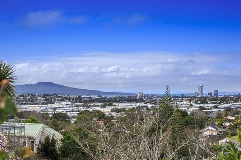 Photo of property in 545 Glenfield Road, Glenfield, Auckland, 0629