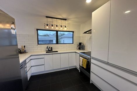 Photo of property in 16a Brian Crescent, Stanmore Bay, Whangaparaoa, 0932