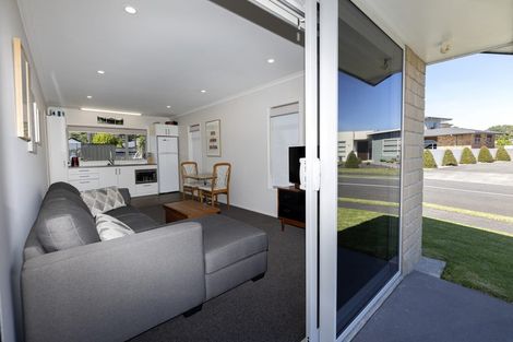 Photo of property in 2 Oakwood Drive, Highlands Park, New Plymouth, 4312