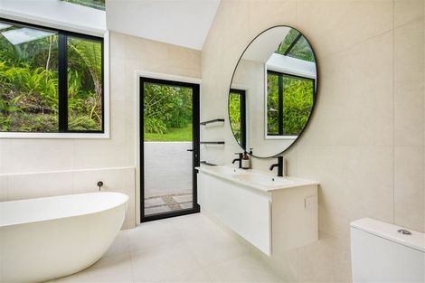 Photo of property in 10 Zita Avenue, Matakatia, Whangaparaoa, 0930