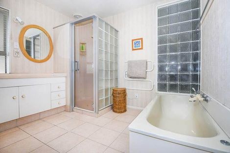 Photo of property in 2/18 Wairakei Street, Greenlane, Auckland, 1051