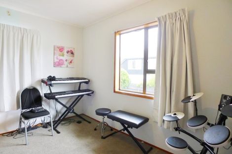 Photo of property in 32 Queensway, Three Kings, Auckland, 1024