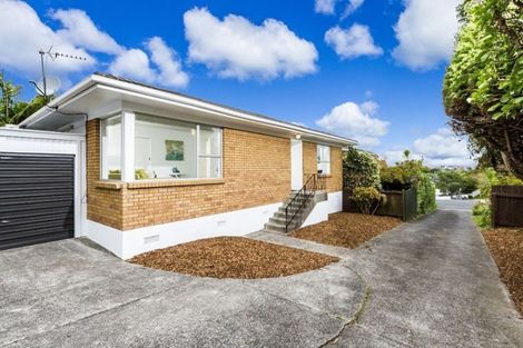 Photo of property in 2/8 Tobruk Crescent, Milford, Auckland, 0620