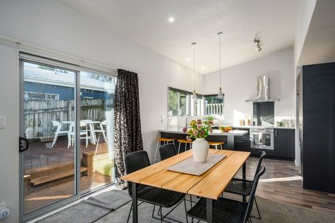 Photo of property in 6b Warrington Grove, Newlands, Wellington, 6037
