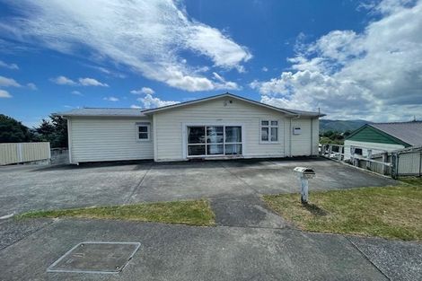 Photo of property in 4 Oaklands Grove, Clouston Park, Upper Hutt, 5018
