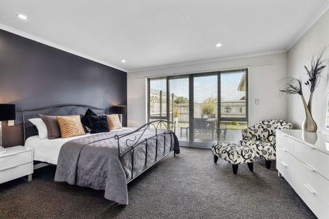 Photo of property in 3 Saint Heliers Grove, Fitzherbert, Palmerston North, 4410