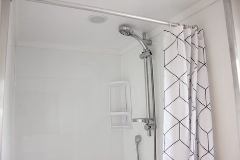 Photo of property in 53 Wade River Road, Stanmore Bay, Whangaparaoa, 0932