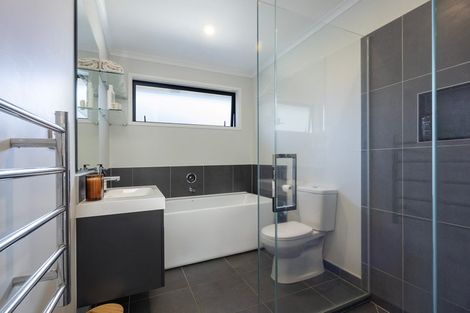 Photo of property in 61 Vinistra Road, Kumeu, 0810