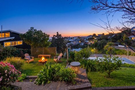 Photo of property in 16 Spencer Road, Hospital Hill, Napier, 4110
