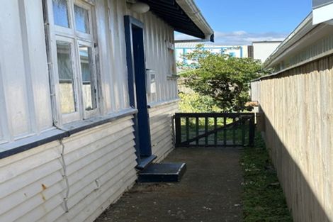 Photo of property in 75 Apu Crescent, Lyall Bay, Wellington, 6022
