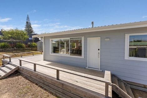 Photo of property in 16 Karaka Street, Otaki Beach, Otaki, 5512