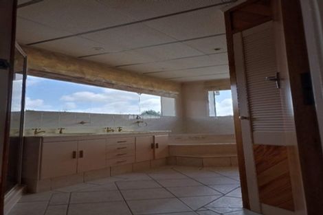 Photo of property in 2 Wakeling Avenue, Te Atatu South, Auckland, 0610