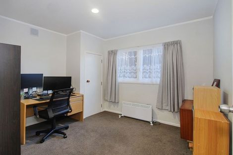 Photo of property in 8 Papa Place, Birkdale, Auckland, 0626