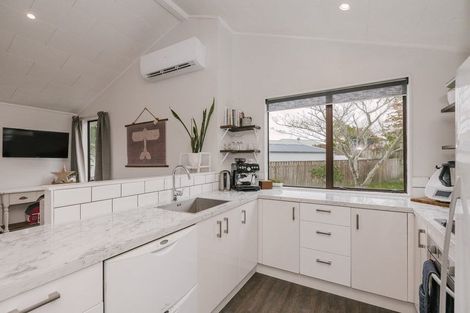Photo of property in 21 Peppertree Glade, Kelvin Grove, Palmerston North, 4414