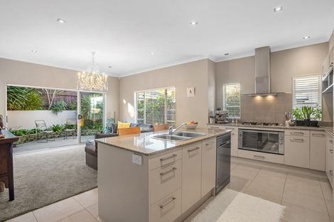 Photo of property in 5 Chateau Rise, Flat Bush, Auckland, 2016