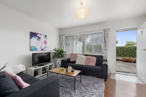 Photo of property in 3/28 William Bond Street, Stanley Point, Auckland, 0624