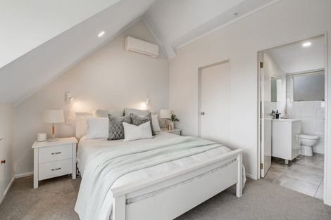 Photo of property in 28 Barbados Drive, Unsworth Heights, Auckland, 0632