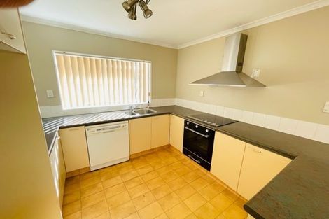 Photo of property in 15 Newbegin Place, Weymouth, Auckland, 2103