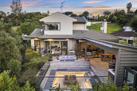 Photo of property in 16 Renlee Place, Shelly Park, Auckland, 2014