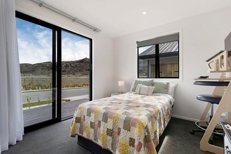 Photo of property in 33 Drysdale Road, Jacks Point, 9371