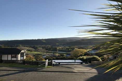 Photo of property in 17a Castle Crescent, Stokes Valley, Lower Hutt, 5019