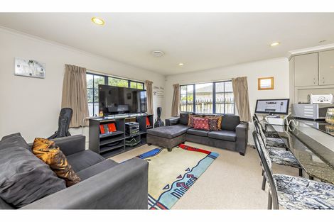 Photo of property in 11 Glenveagh Park Drive, Weymouth, Auckland, 2103