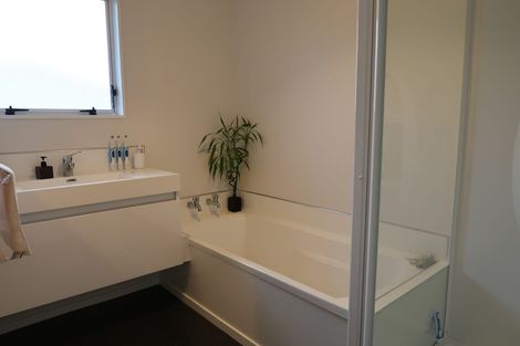 Photo of property in 142b Newlands Road, Newlands, Wellington, 6037