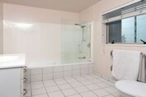 Photo of property in Henry Walton Flats, 4/2 Upper Queen Street, Auckland Central, Auckland, 1010