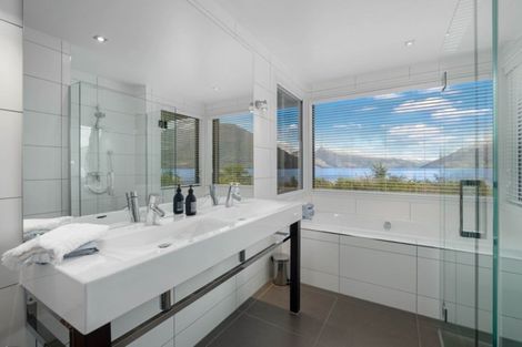 Photo of property in 62 Cedar Drive, Kelvin Heights, Queenstown, 9300