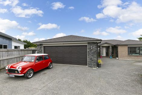 Photo of property in 32 Mervyn Kemp Drive, Tawa, Wellington, 5028
