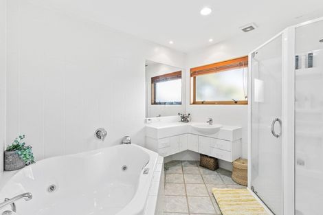 Photo of property in 1/2 Rothesay Bay Road, Rothesay Bay, Auckland, 0630