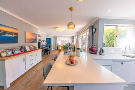 Photo of property in 8 Red Oak Place, Schnapper Rock, Auckland, 0632