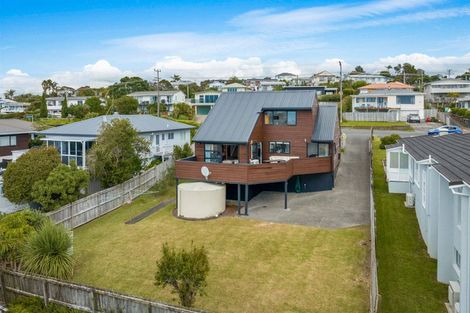Photo of property in 52 Waiora Road, Stanmore Bay, Whangaparaoa, 0932