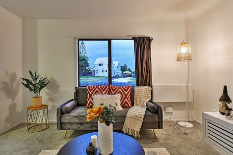 Photo of property in 1/12 De Bloge Place, Clendon Park, Auckland, 2103