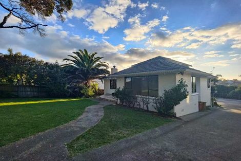 Photo of property in 2 Mellons Bay Road, Howick, Auckland, 2014