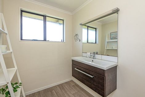 Photo of property in 12 Hillcrest Drive, Kelvin Grove, Palmerston North, 4414