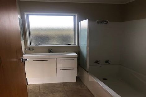 Photo of property in 2 Suzanne Grove, Kelvin Grove, Palmerston North, 4414