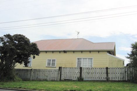Photo of property in 3 Karewa Street, Castlecliff, Whanganui, 4501