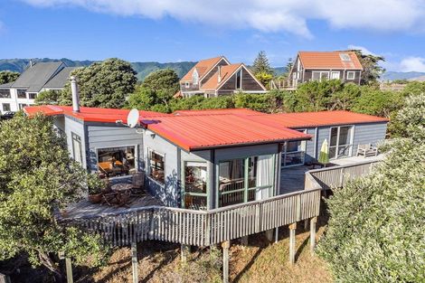Photo of property in 16 Frances Street, Waikanae Beach, Waikanae, 5036