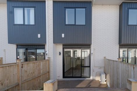 Photo of property in 2/86 Fred Taylor Drive, Westgate, Auckland, 0814