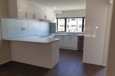 Photo of property in 21 Millcroft Lane, Ranui, Auckland, 0612