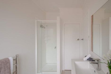 Photo of property in 3/166 East Coast Road, Forrest Hill, Auckland, 0620