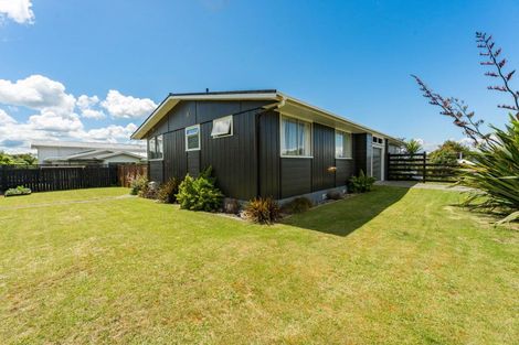 Photo of property in 11 Besley Place, Acacia Bay, Taupo, 3330