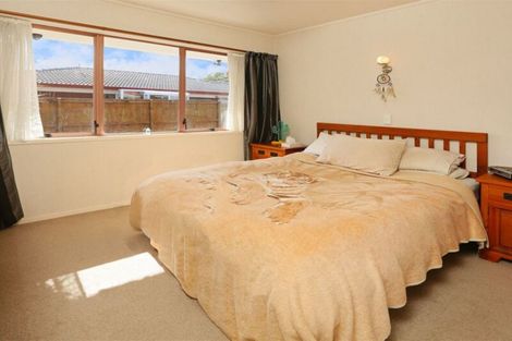 Photo of property in 2/3 Papatahi Place, Henderson, Auckland, 0610