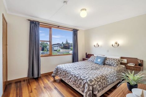 Photo of property in 9 Mokau Place, Terrace End, Palmerston North, 4410