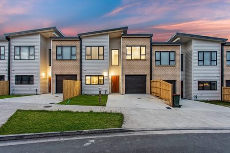 Photo of property in 13 Millcroft Lane, Ranui, Auckland, 0612